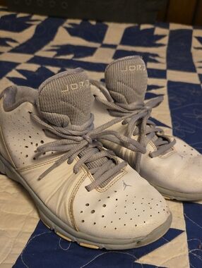 Jordan Low-Top Sneakers in White and Light Gray